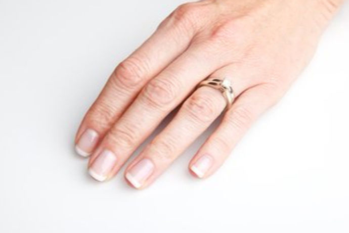 无名指在很多人的认知里面都是代表婚姻的手指，因此在无名指上戴戒指也就象征着婚姻。但是，按照国际戒指戴法，女生右手无名指戴戒指代表着有修女的心性。因此，女孩右手无名指戴戒指的意思其实有很多种。