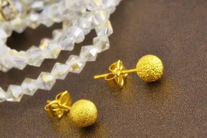 黄金耳钉是一种很受女性喜欢的饰品，虽然现在大多数人都是会选择戴银耳钉，但是有些衣服在搭配上面如果选择黄色，那么看起来会更加的好看，那你知道黄金耳钉一般是多少钱一对呢？