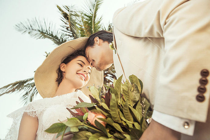 拍婚纱照是几乎每一对夫妇都会做的事。许多人在拍完婚纱照后急于看到成品。他们非常期待早日自己的婚纱照。那么拍完婚纱照后婚纱照的照片多久能拿到？影楼一般都会给大家说要选片、精修、制作等程序，需要的时间也不是三两天的，一般都会在两个月左右。如果遇到拍婚纱照的旺季，可能拿到照片的时间会更长一些。婚纱照的照片又分哪些风格？