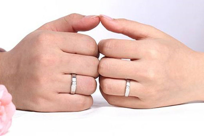 结婚戒指戴哪只手?结婚戒指必须保存一辈子，所以当你交换结婚戒指时，你需要知道如何佩戴它们。这里有一些戒指的戴法是结婚人士必知的。所以今天小编会来告诉你这枚婚戒戴的是哪只手，希望能给你一些参考。