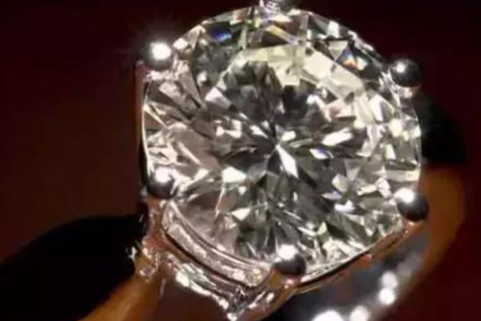 钻石是世界上最昂贵的首饰之一，同时也是许多女孩子追求的装饰品。关于钻戒，我们总是有很多的憧憬与向往，那么今天我们就来了解一下钻石在没有做成钻戒之前如何进行钻石的切工的。