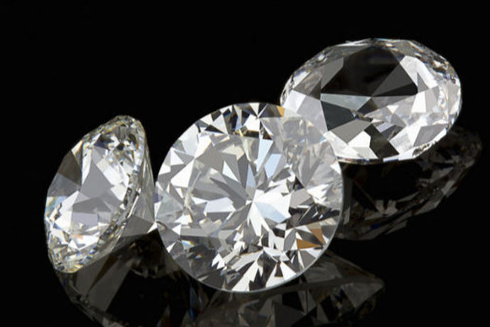 我们都知道钻石会根据自己的形状，品牌设计的不同而有不同的价位。那么根据钻石级别的不同它的价格肯定也不一样。今天我们就来学习一下钻石的级别这个问题。
