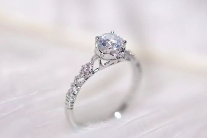 新人在结婚买戒指的时候，通常会在闪闪的钻戒和被普遍认为可以保值的黄金戒指两者之间进行选择。的确，钻戒和黄金戒指哪个好？这是一个令人头疼的问题，今天我们就一起来探讨一下。