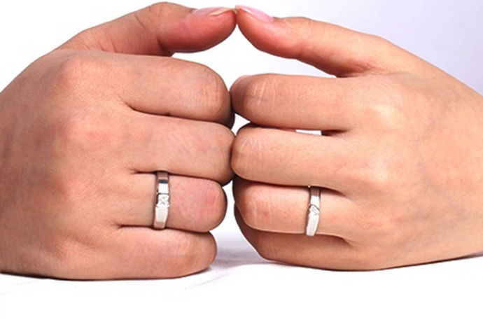 指很多人都喜欢，戒指不仅仅是女士的专用物品，男士当然也可以戴，那么就有人问了，男士戒指的戴法，到底是什么呢？那这个得分情况啊！男士戒指可以分为几种，可以是婚前戴的，可以是婚后戴的戒指，也可以是单身时候戴的，每一种所戴的手指当然也不同。那我们就来看看吧!