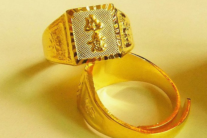 带戒指不是女士的专属，男士肯定也会戴戒指，但是，男士所佩戴的戒指和女士所配佩戴的戒指有所不同，大部分的女士喜欢的是钻戒，而男士大部分喜欢的是黄金戒指，因为他们认为黄金戒指是一种霸气的表现，在家是顶梁柱，在外面也是老大。那么，男士黄金戒指一般多少克呢？那就让我来告诉你吧！