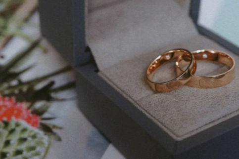 结婚戒指一般买什么金