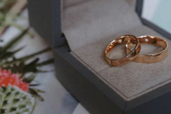 在这个时尚观念日新月异的时代，对于要结婚的年轻人来说，最重要的任务就是购买婚戒，这是最常见的习俗，无论是传统的三金彩礼。或者现代婚庆珠宝，都有戒指，那结婚戒指买什么金好？