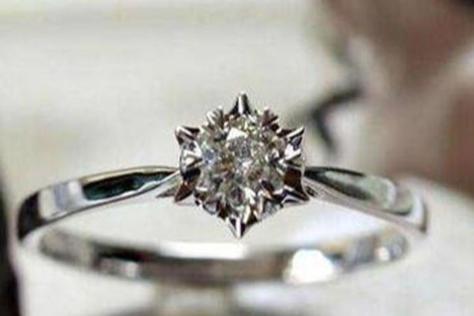 在大多数女性眼中，钻石戒指不是简单的珠宝，其意义是与其他珠宝无法比拟的。因此，很多新人在结婚之时都希望自己能选购到一款与众不同的钻石戒指来纪念彼此之间的感情，而蒂芙尼一克拉钻戒就成为了很多人的选择。那么，一枚蒂芙尼的一克拉钻石戒指的价格是多少？
