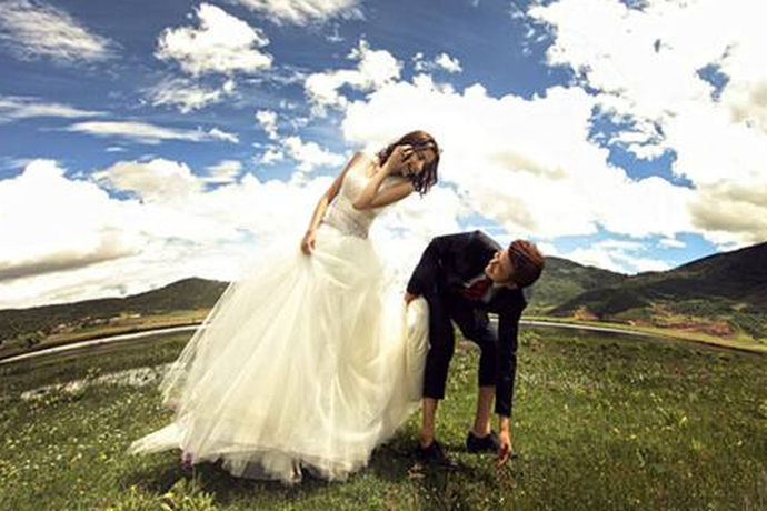 由于传统婚礼的复杂过程，越来越多的年轻人会选择旅游结婚。那么传说中的旅行婚姻是怎么样的呢?我们应该注意什么呢？