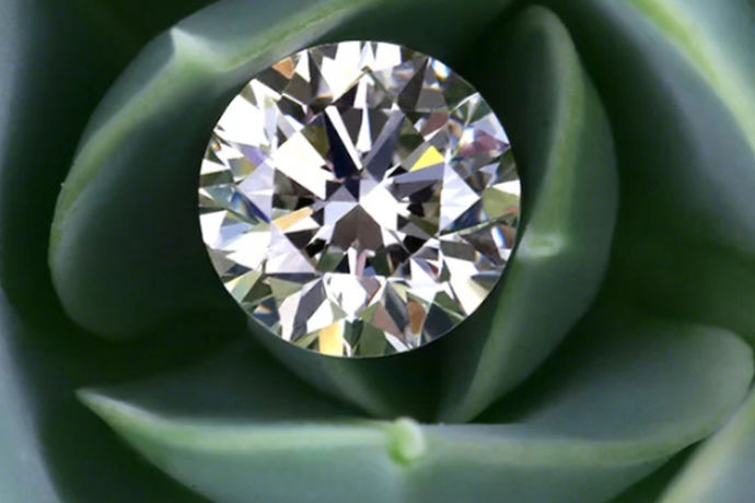 夺目的钻石由于极具美感和收藏价值越来越受到人们的青睐。早年间钻石更多的是作为收藏品，如今，更多地被当作首饰。尤其是越来越多的年轻人将钻石与爱情联结起来，钻石的大小成了爱情的分值衡量器，一众明星的求婚、结婚钻戒大小总能吸引众人的目光，成为娱乐八卦、微博热搜的常客。虽然现在几乎人人都想拥有一颗钻石，但很多人还是分不清天然钻石和人工钻石的区别，担忧自己买到的是人造假货。