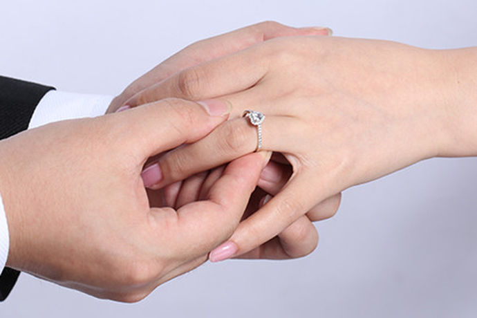 戴戒指有很多不同的戴法。戴在不同的手指上意味着不同的含义。例如，无名指上戴戒指意味着你已经结婚了。我们需要事先知道具体的含义，根据实际情况选择最适合自己的佩戴方法。
