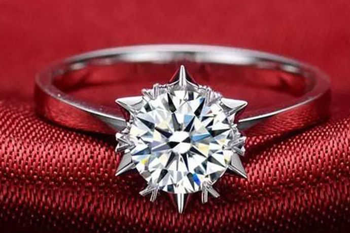 钻石戒指是代表爱情和幸福的象征，大多数人买钻戒都会看大小，看克拉，因为不同大小的钻戒价格是相差很大的，那么10克拉钻戒价格多少？10克拉钻戒有多大呢，大概的价格是多少？