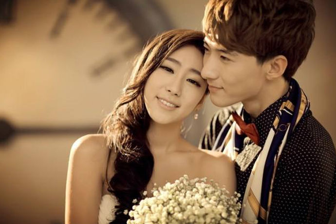 韩国的婚礼风格一直是新人喜欢的一种婚礼风格。其特色鲜明，强调清新典雅的风格和庄严的感觉。屏幕的颜色也很清新舒适。不过，在韩国的婚纱照方面，也可分为许多小款式，如复古的汉风婚纱照、精美的汉风婚纱照、青年韩国婚纱照等。新人也可以选择较小的样式来拍摄自己的婚纱照。