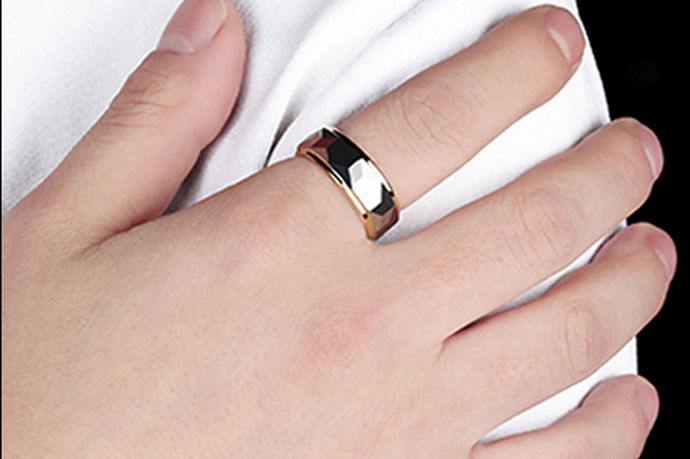 现在不一定女生才能带戒指。对于男生而言，一款合适的戒指能让自己的气质得到提升。很多人佩戴戒指是因为它有特别的意义。男的左手食指戴戒指有什么含义？