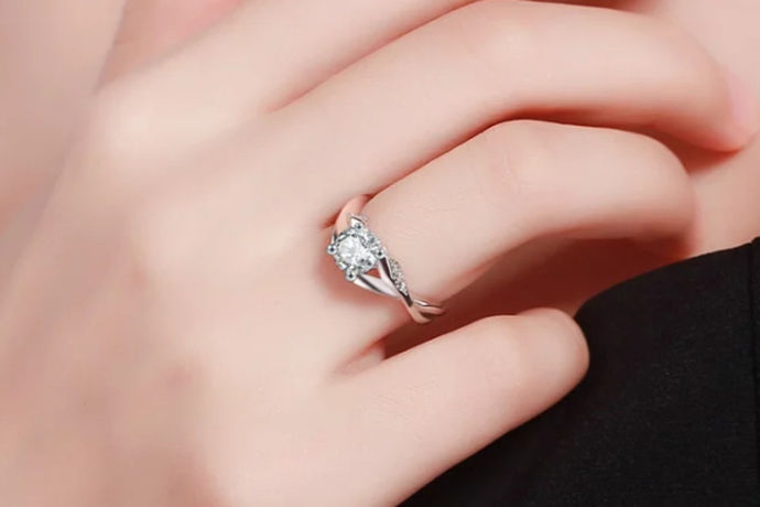 戒指是戴在手指上的装饰品，作为一种首饰，戒指备受女性消费者的青睐。世界各地由于文化不同，不同的佩戴方式也有着不同的代表含义。而现在的人们戴戒指也更加讲究，因为这往往是一种象征，也是一种内涵。那么，女性戒指应该戴在哪只手呢？