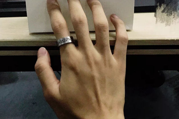 男戴戒指五个手指头的含义