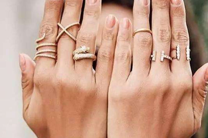 随着社会的发展越来越好，每个人拥有的戒指也是越来越多了。有情侣对戒、订婚戒指、求婚戒指、结婚戒指等，还有年轻人为了好看而购买的戒指。