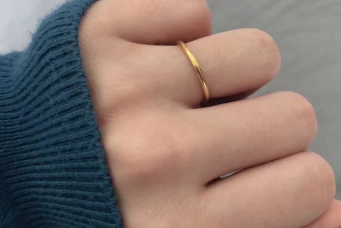新人都会用戒指来表达他们的爱情，但是戒指戴哪里都代表不同的意义，你觉得你戴对了吗？今天小编就来讲一讲戒指无名指的含意义。