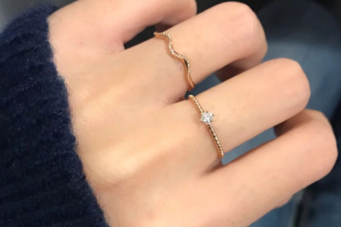 恋人之间会买钻戒来做一个承诺，单身的女性也喜欢用戒指来装饰自己的手，但是大多数时候大家还是会戴错戒指，今天小编来给大家介绍一下戒指的戴法和含义