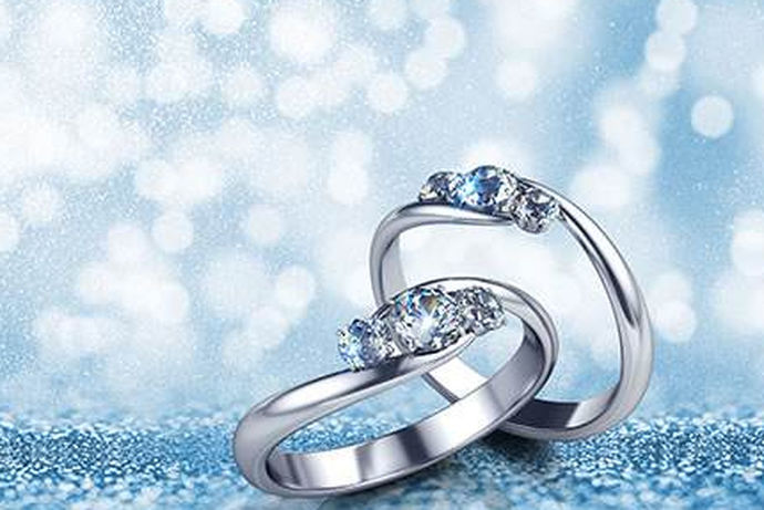 钻石的重量通常是新婚夫妇选择结婚戒指的最重要因素。越大的钻戒总能带给人一种优雅的感觉，更能象征着彼此之间坚定不移的爱。通常当你买一枚钻石戒指时，你会选择一枚50分钻石戒指或一克拉钻石戒指，那么这两种大小中哪一种更好？
