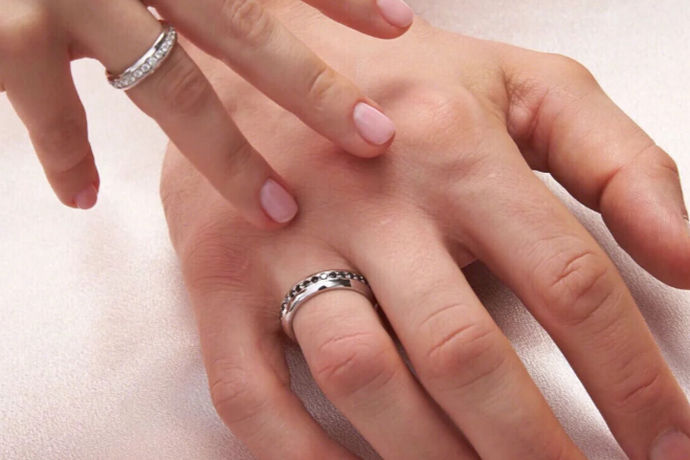 将戒指戴在不同的手指代表着不同的含义。有的手指代表未婚，有的手指代表热恋或者结婚…今天就把最全的戒指戴在各个手指的含义整理给大家，想要购买戒指的不妨来参考一下！