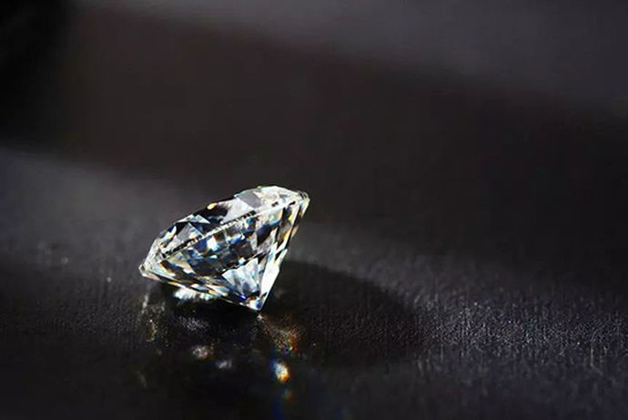 南非裸钻是一种优质钻石，许多人选择南非钻石作为他们购买钻戒的首选。各方面都更好。那么南非钻石一克拉多少钱呢？