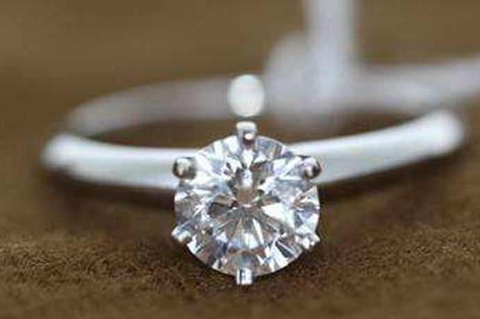 在结婚的时候，夫妻都会交换结婚戒指，对于新人来说购买结婚戒指是一件很头疼的事情，那么三克拉的钻石多少钱?