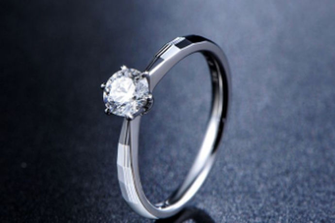 结婚的时候会买钻戒，但是钻戒是一件比较贵的东西，所以需要仔细考量，那么要如何挑选钻石呢？这估计是每个想买钻石的人的心里的问题，也是个难题。今天中国婚博会小编就来为大家介绍下如何挑选钻石?
