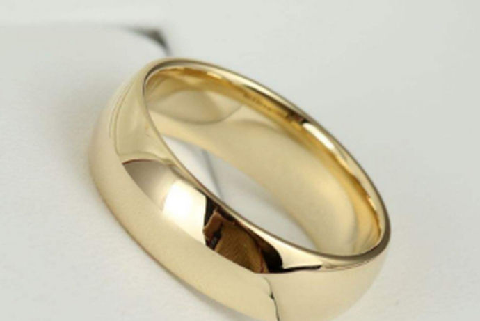 戒指越来越普遍，很多恋人都会戴戒指，但是不同的戒指也是代表着不同的含义，那么男人戴素圈戒指的意义是什么呢？