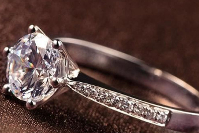 说到钻石戒指，人们认为很多女人都很喜欢。毕竟，钻石的美丽足以让每个女人疯狂。此外，钻石戒指被赋予了另一个更珍贵的意义。这两者的结合可以说是每个女人都无法避免被钻戒的魅力所束缚。