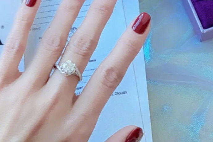 最直接表现已经结婚的身份的除了一个红色的结婚本之外，别人能看到的就是戴在手上的一枚结婚戒指了，但是结婚戒指佩戴在哪个手指也是有讲究的。带错了就起不到告诉别人你已婚的身份了，那么婚戒女人戴哪只手？