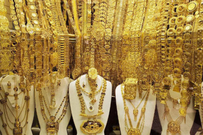 金银首饰现在已经不是女性的专属了，因为黄金的含义的特殊性，现在很多男士也喜欢戴黄金，黄金市场一直是人人们备受关注的话题，黄金象征着权利和财富，戴着的美观度也是很大的，在象征自己的同时还能够使得自己看起来更加有气质，为自己增加美感，因为黄金的特殊性，它的价格也是不便宜的确，那我们来看看黄金现在一克多少钱呢？
