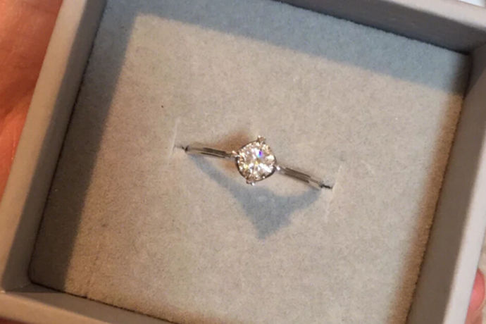 钻戒，是一种戴在手指上的钻石首饰。钻石是最坚硬的宝石，罗马人一直认为它代表生命和永恒。在15世纪的欧洲，钻石戒指也被公认为婚姻持续的象征，形成了钻石戒指作为婚姻象征的传统。