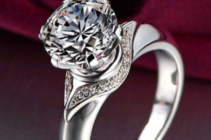 大家都知道钻石戒指的价格是非常昂贵的,更高的价格更昂贵的钻石戒指,钻石戒指,每个女人都很喜欢,总是想自己的钻戒是更大的,更好的,我们通常将一个大钻石戒指作为一个鸽蛋,8克拉钻戒可以叫鸽子蛋,很多人都担心8克拉钻石戒指的价格,我们知道8克拉钻石戒指的价格是昂贵的。