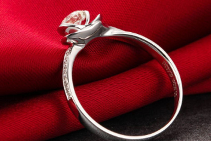 很多人结婚的时候都会购买一枚钻石戒指来作为饰品佩戴，而18k钻石戒指也一直受消费者喜爱，那么一枚18k钻石戒指多少钱？