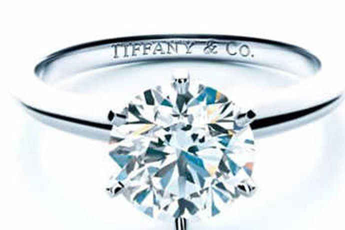 钻石戒指寓意着爱情的坚定性和不朽。当一个女人收到一个男人的钻石戒指，这往往是最明显的告白。但除了告白之外，你知道把钻石戒指送给你的伴侣是什么含义吗？