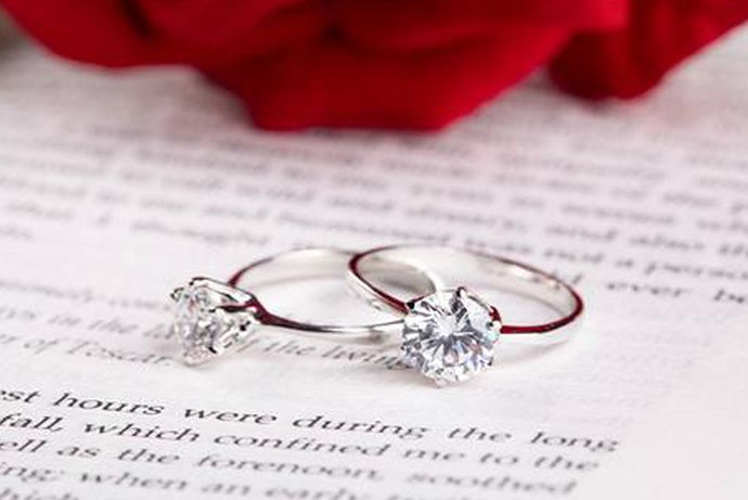 钻石戒指是许多女人梦寐以求的。他们梦想拥有自己的钻戒。把钻石戒指戴在手上是多么骄傲啊。无论钻石戒指是戴在手上，还是作为身份的象征，都能满足自己小小的虚荣心。与此同时，钻戒仍然是对爱情的承诺和对婚姻的承诺，因此越来越多的人将钻石戒指用作结婚戒指，并在结婚时在朋友和亲戚面前戴在伴侣手中。这是一个非常神圣的时刻。然而，钻石戒指的款式也过时了，所以钻石戒指的回收市场已经打开了。那么，三千多钻戒能卖多少钱？