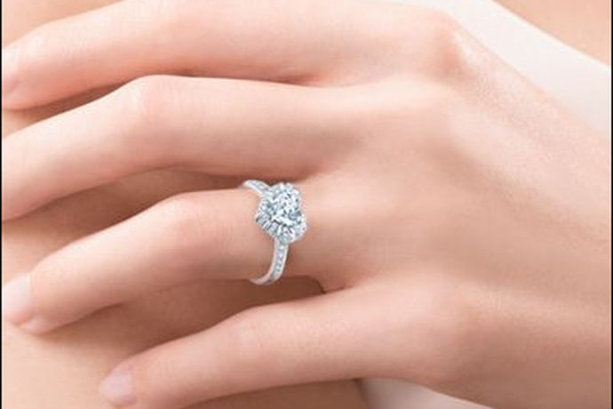 如今，戒指已经被广泛使用，所以无论你是已婚还是单身，都可以戴戒指。一般来说，已婚妇女在左手无名指上戴戒指，而未婚妇女则可以双手戴戒指，但每个手指都有不同的含义。