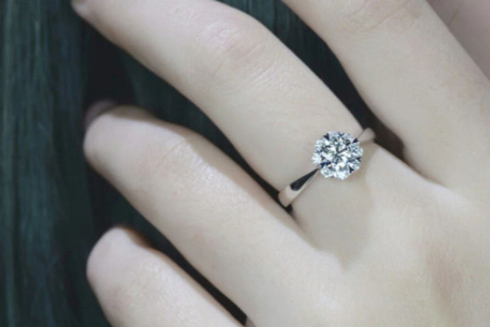 结婚的戒指应佩戴在无名指上，无名指-指订婚或结婚；被认为是最薄、最漂亮的手指，配上的戒指应该是优雅、华丽、珍贵的白金、珍珠、钻石戒指。传说无名指与心脏相连，最适合宣誓。