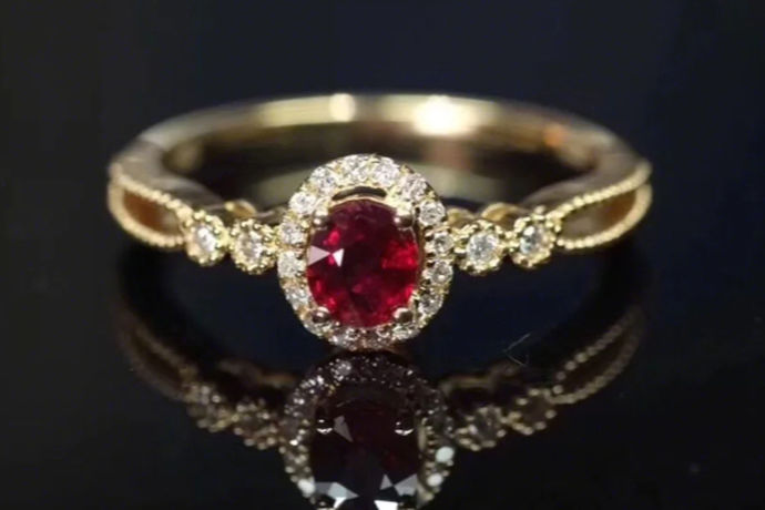 虽然钻石是女孩们的最爱，也是最珍贵的爱情礼物。但红宝石戒指更能体现对方的热情和诚意。红宝石是一种刚玉矿物宝石，因其美观耐用而备受重视。通常人们购买是因为他们相信它能提供保护和好运。那么红宝石的价格是多少？