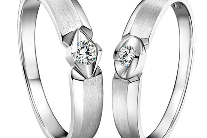 钻戒作为有这永恒爱情象征着美好寓意的戒指，一直以来都是深爱消费者的青睐，也是作为求婚戒指的首先戒指，而在挑战戒指的时候，很多人都会有疑问，下面一起看看18k与铂金的区别。