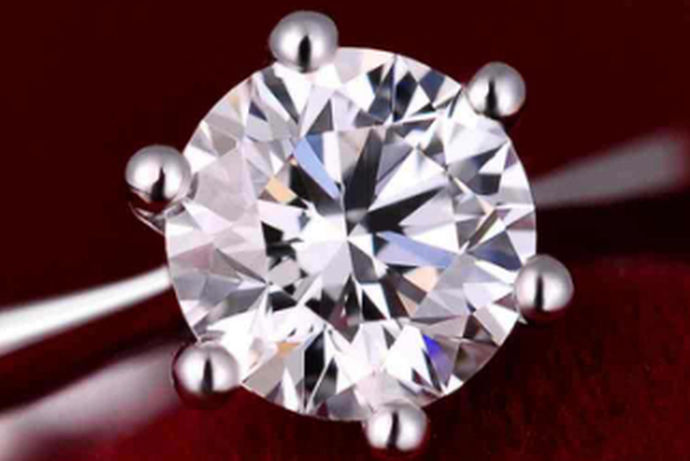 说到钻石，大家的第一反应就是值钱，小小的一颗，价格却很高，尤其是较大的钻石，价值更高，高级别的大颗钻石是具有收藏价值的；另外大家还在一些明星、富豪的花边新闻上看到谁送了谁一颗多少克拉的彩钻，无色的钻石根据颜色透明程度，可以有很多种级别的分类，今天为大家简单介绍一下。