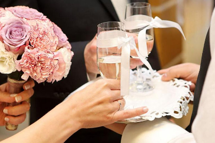 婚宴上难免会有祝酒词。新婚夫妇在餐桌上祝酒时该说些什么呢，所以小编找了一些婚礼祝酒词，让我们一起来看看吧。