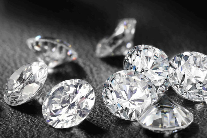 钻石是一种美丽的宝石，在经济快速发展的今天，人们不再追求物质的生活，对钻石这种奢侈品类的需求也越来越大。钻石的价格也是很多人关心的问题，那么钻石怎么卖呢？
