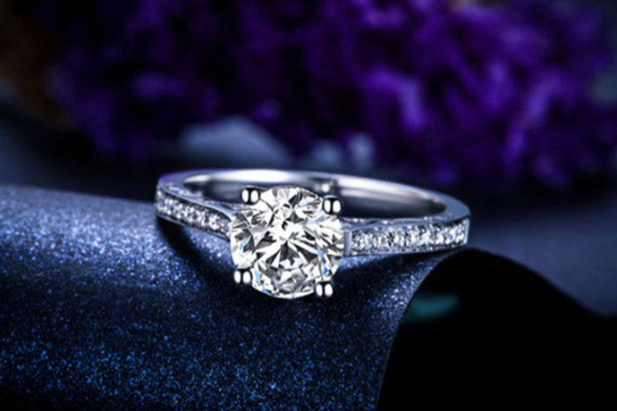 现在订婚结婚中流行送钻石戒指，不像上个世纪的中国，结婚必备的是三金，这三金在当时仅仅是指黄金。但是现在一般是指黄金和铂金，尤其是在戒指的选择上，大家都想要钻石的，与钻石搭配的戒托基本都是铂金材质的，所以铂金越来越流行起来。