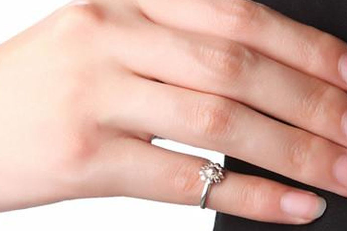 戒指是一种手上的装饰品，所有人都可以佩戴它，当然不同的区域对于不同方式的佩戴有着不一样的含义。其中尾戒是指戴在小指上的戒指，那么戴尾戒的含义是什么呢？含义为单身，独立。