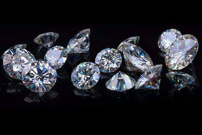 莫桑钻，俗称合成碳化硅，在外观上与金刚石非常相似。它需要至少10倍放大镜来观察它的内容识别它。这是最新的钻石模仿，而锆石是传统的钻石替代品。下面就由小编来介绍一下莫桑钻和锆石之间的区别。