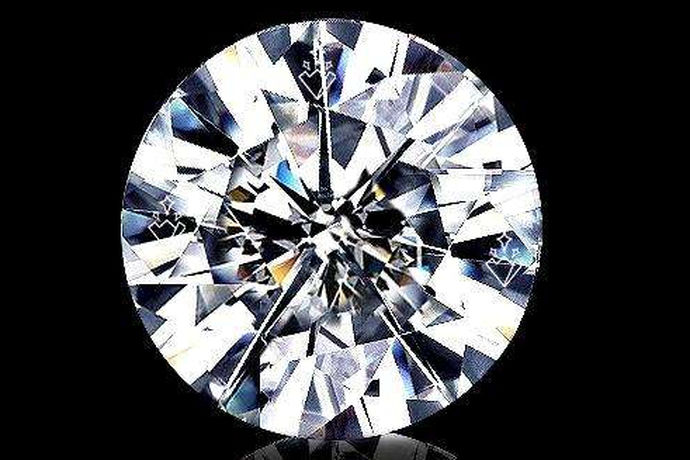 钻石是每个人都喜欢的东西，无论是作为珠宝还是收藏品，购买尽可能大的钻石是一个很好的选择，当然，大钻石的价格不会很低，特别是对于有一克拉以上的钻石。现在很多人都愿意买裸钻，尤其是2克拉、鸽子蛋大小的裸钻。虽然2克拉的裸钻比成品的2克拉的钻石饰品便宜，但2克拉的裸钻还是昂贵的。那么一颗2克拉的裸钻多少钱？
