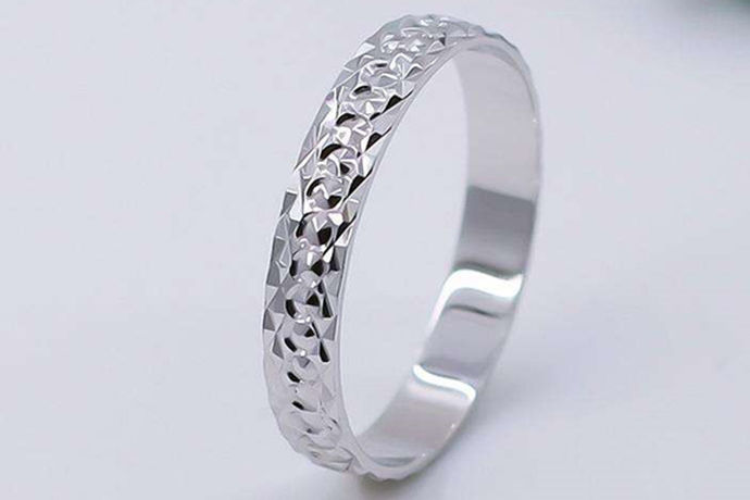 结婚是一个人的头等大事，很多男士在结婚的时候都会选择一枚合适的戒指在婚礼上进行佩戴，市面上的戒指那么多，男士戒指品牌也多，那么男士戒指哪个牌子好呢？