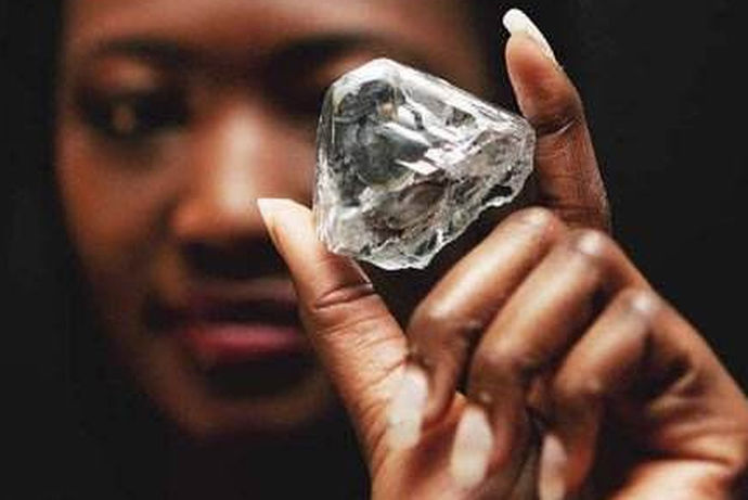 我们都知道钻石象征着纯洁，美好。它被大多数的女生所喜欢，往往很多时候男生都会在结婚或者是你写重要的纪念日时，送给自己的另一半一个非常美丽的钻戒。那么今天我们就来了解一下非洲钻石一克拉多少钱？